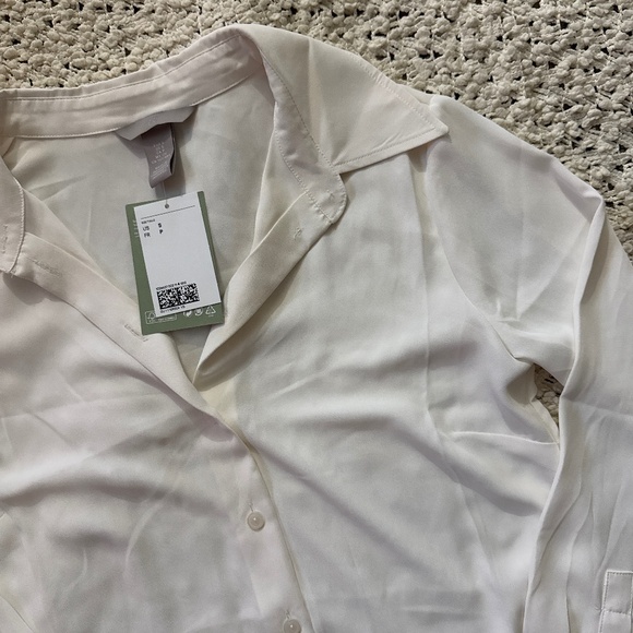 🍸 H&M Chiffon Button Down Collared Shirt in White 🍸 - Picture 3 of 6